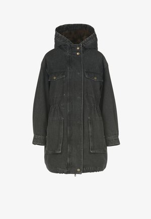 Črna denim jakna s kapuco, ki ima sprednje gumbnice, dva velika žepa na prsih in elastičen pas. Mehka notranja obloga.
