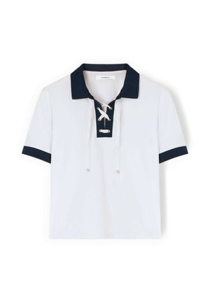 Chemise blanche à manches courtes avec col et bords de manches bleu marine, avec devant à lacets avec œillets métalliques et cordons blancs.