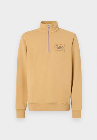Sweatshirt jaune à col zippé, avec un logo "Lee" brodé dans un design rectangulaire sur la poitrine à gauche. Matière en mélange de coton.