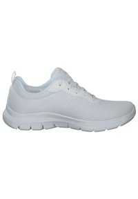 Baskets blanches de sport avec un dessus en mesh, fermeture à lacets et semelle en caoutchouc texturée avec un motif en zigzag pour une meilleure adhérence. Design léger et respirant.
