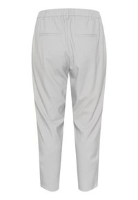Pantaloni grigi chiari, con vita elastica e due tasche posteriori, design con gamba affusolata e tessuto liscio. Progettati per comfort e praticità.