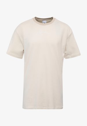 Beżowa bawełniana koszulka z krótkim rękawem, okrągłym dekoltem, z małym białym logo na piersiach i prostym dołem.