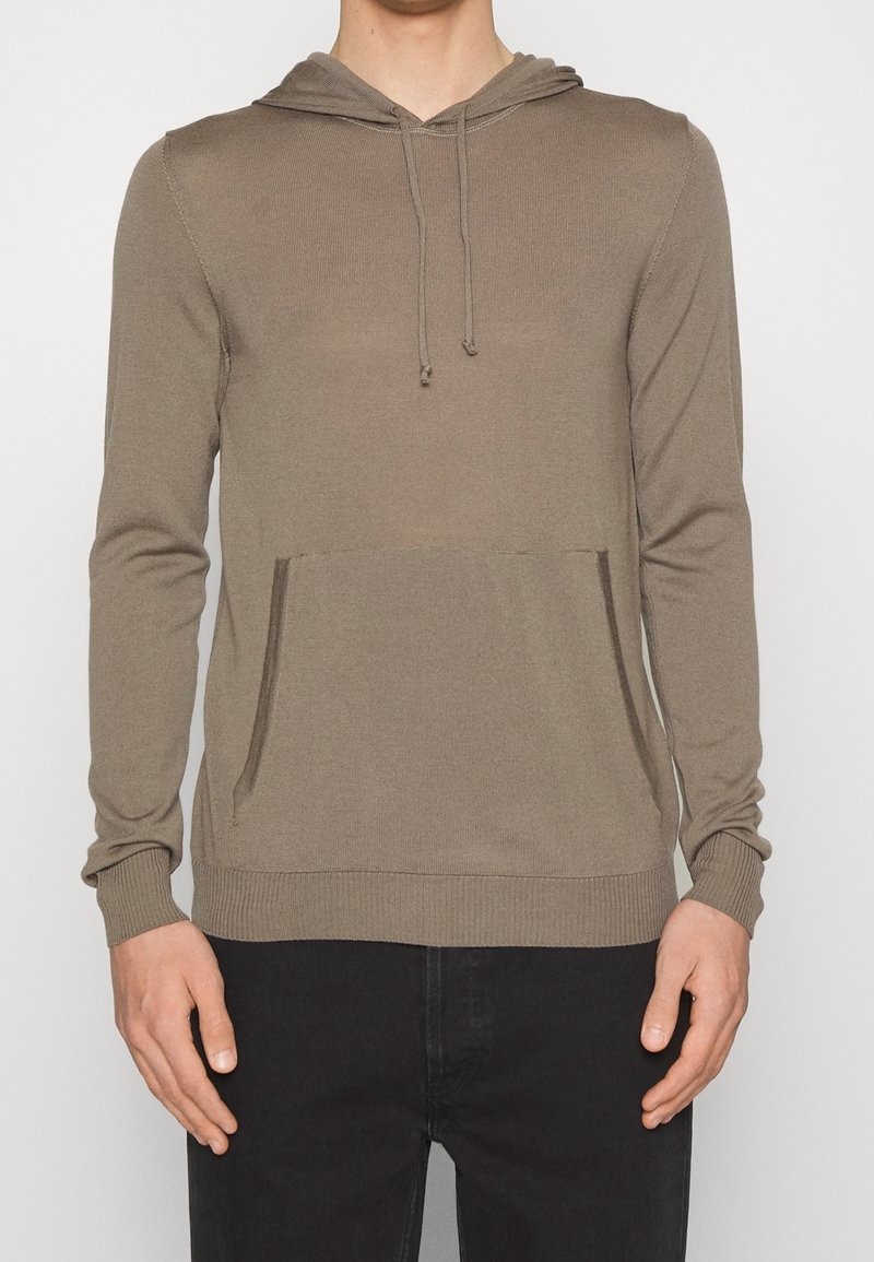 Khaki huvtröja i mjuk, stickad textur, med en framficka i känguru-stil, ribbade ärmslut och nederkant. Designad med en avslappnad passform.