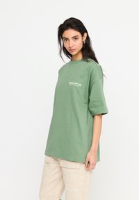 Multiply Apparel BROKEN IDENTITY - Printtipaita - hedge green
