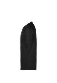 T-shirt nero a maniche corte con una vestibilità ampia, realizzato in un tessuto liscio con cuciture minime e un leggero motivo testurizzato sulle spalle.