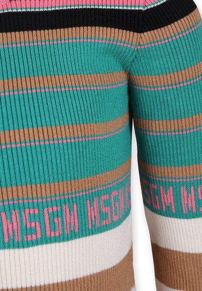Maglione a coste con strisce orizzontali turchesi, marroni, bianche e nere, con il testo rosa "MSGM" che attraversa il motivo.