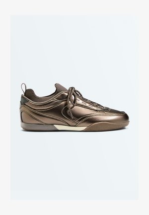 Bronzefarvet metallic lavtop sneaker med tyk polstret krave, snor snørrebånd, syninger med detaljer og tekstureret brun gummisål.