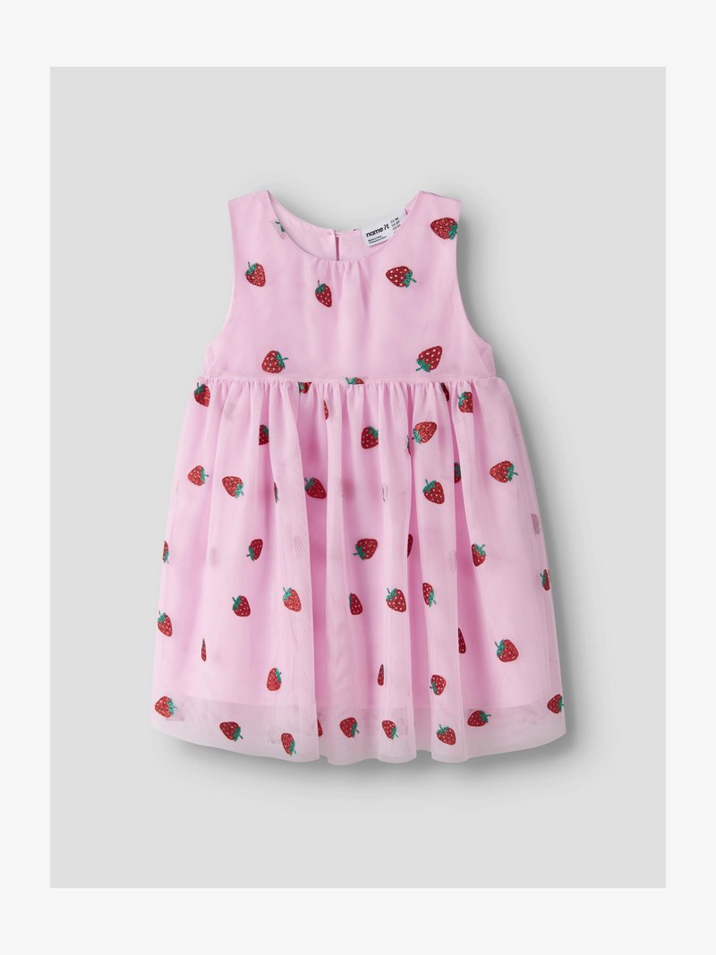 Rožinė rankovių neturinti mažylio suknelė su raudonais braškių raštais ir suknelės apačia raukšlėta, išdėstyta lygiai ant šviesios fono.