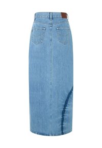 Svetlo modra denim midi krila z ravnim krojem, ki ima zadnji trak za pas, dve zadnji žep in subtilne podrobnosti bledenja.