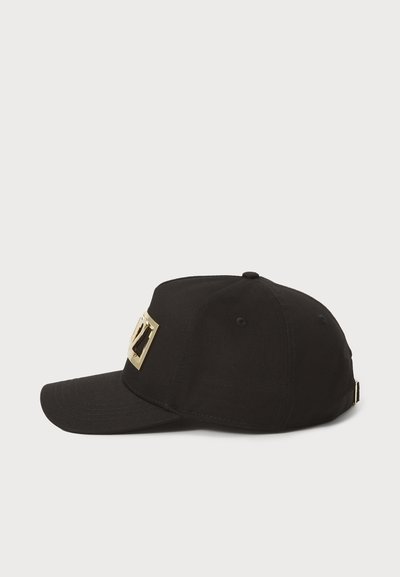Schwarze Baseballmütze mit einer strukturierten Vorderseite, einem glänzenden goldenen Logoakzent an der Seite und einem gebogenen Schirm. Hergestellt aus Baumwollstoff.