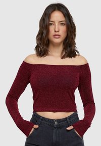 Burgundi off-shoulder, hosszú ujjú crop top, textúrált, csillogó felülettel, illeszkedő ujjakkal és egyenes szegéllyel.