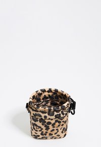 Borsa di stoffa a motivo leopardato con forma rotonda, caratterizzata da un bordo superiore nero e un'asola laterale per il fissaggio. Texture morbida e design avvolto.