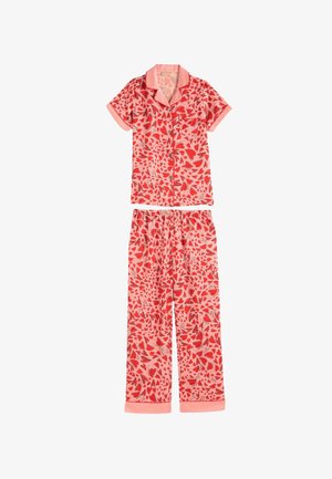 Trumpomis rankovėmis marškinėliai su sagomis ir ilgos kelnės rožinės spalvos su raudonų širdžių ir lapų raštais, su derančiu vientisos rožinės spalvos apykakle ir rankogaliais.