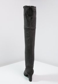 Botte haute en daim gris au-dessus du genou avec un bout pointu, un talon élégant et un lacet réglable en haut pour un ajustement sécurisé. Texture lisse dans l'ensemble.