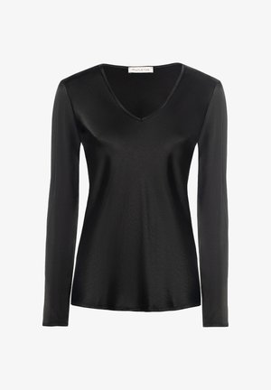 Top lungo nero a maniche lunghe, con scollatura a V profonda, texture liscia simile al satin e vestibilità rilassata, con un orlo leggermente curvato.