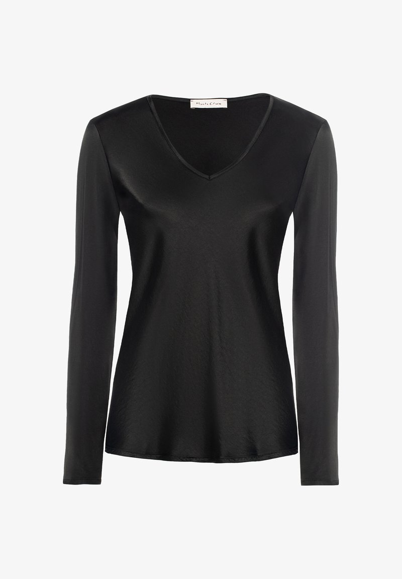 Top lungo nero a maniche lunghe, con scollatura a V profonda, texture liscia simile al satin e vestibilità rilassata, con un orlo leggermente curvato.
