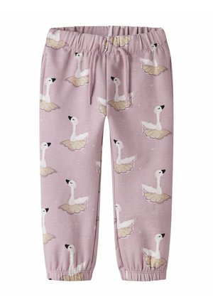 Roze joggingsbroeken voor kinderen met een herhalend patroon van witte zwanen in beige tutus op een effen witte achtergrond.