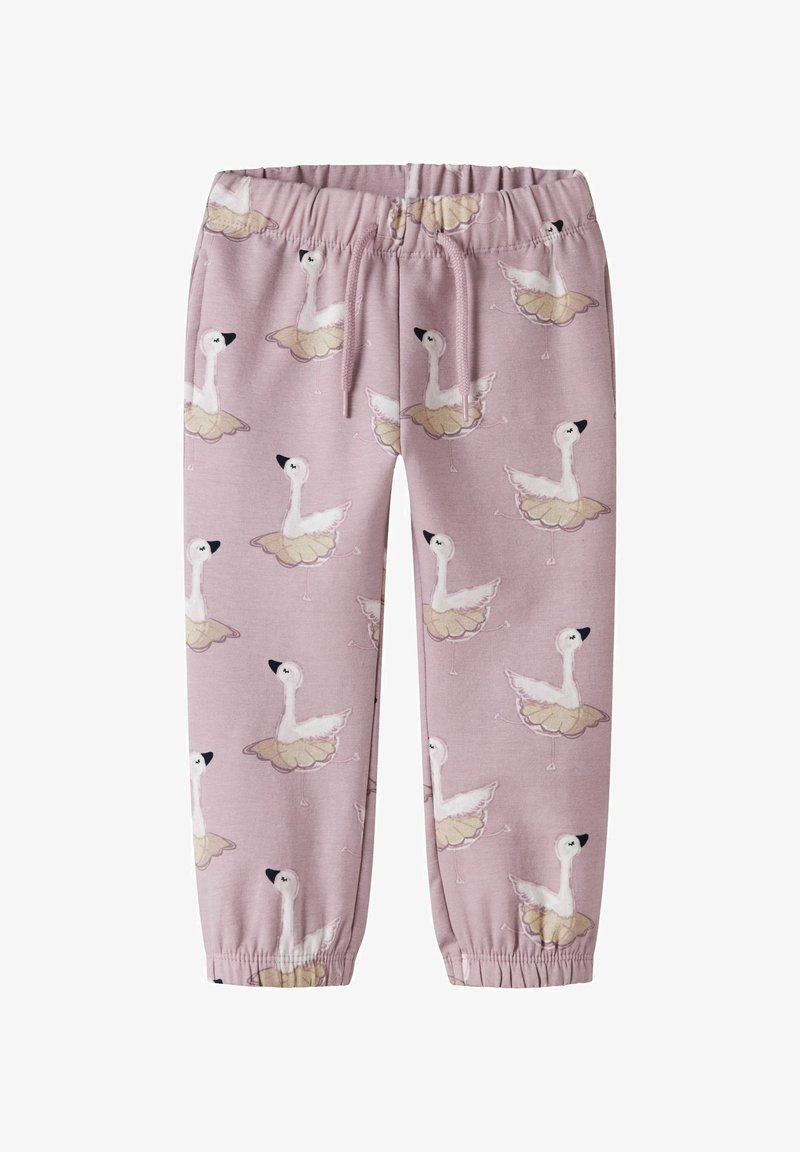 Dječje ružičaste trenerice s ponavljajućim uzorkom bijelih labudova u bež tutu suknjama na čistoj bijeloj pozadini.