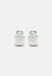 Sapatilhas Reebok com parte superior em couro branco, detalhes em camurça azul claro, colarinho acolchoado e sola grossa de borracha branca.