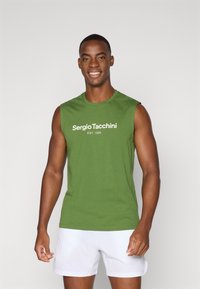 Grøn ærmeløs bomulds t-shirt med hvid "Sergio Tacchini" logo og "EST. 1966" tekst. Klassisk pasform, glat tekstur, enkelt design.