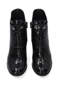 Černé šněrovací kotníkové боты s texturovaným, lesklým umělým hadím koženým povrchem. Mají kovové oček a zakulacený tvar špičky.