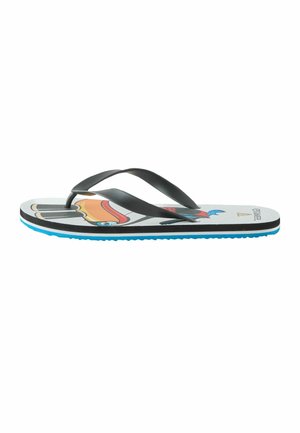 Flip-Flop Sandale mit schwarzen Riemen, blauem Sohlenrand und einer Grafik einer Person, die mit rotem Hut auf dem Fußbett sitzt.