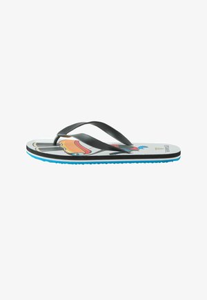 Chancla tipo flip-flop con tiras negras, borde de la suela azul y una imagen gráfica de una persona sentada en una silla con un sombrero rojo en la plantilla.