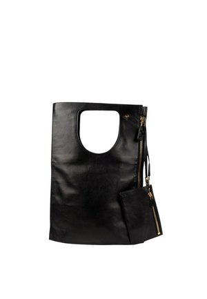 Zwarte leren totebag met uitgesneden handvatten, gouden ritssluitingdetails aan de zijkant en een aangehechte kleine ritstas.