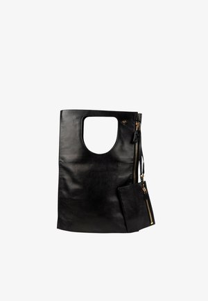 Zwarte leren totebag met uitgesneden handvatten, gouden ritssluitingdetails aan de zijkant en een aangehechte kleine ritstas.