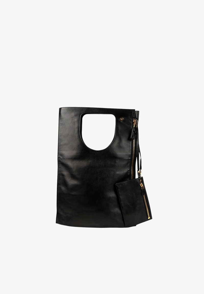 Sac cabas en cuir noir avec poignées découpées, détails de fermeture éclair dorée sur le côté et petite pochette zippée attachée.