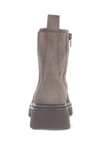 Bottine en suède gris avec un bout rond, un petit talon, une fermeture éclaire latérale, une languette à l'arrière et des coutures détaillées sur les coutures extérieures.