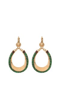 Boucles d'oreilles en métal doré avec un design incurvé, mettant en valeur des accents verts et rouges profonds. Les pierres vertes sont disposées en un motif rectangulaire.