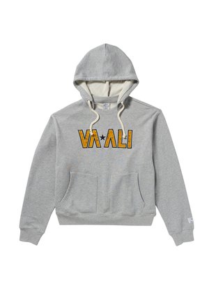 Grauer Kapuzenpullover mit einer vorderen Taschenfalte, Kordeln und dem "VAALI"-Logo in Schwarz und Orange. Hergestellt aus einem weichen Baumwoll-Mischgewebe.