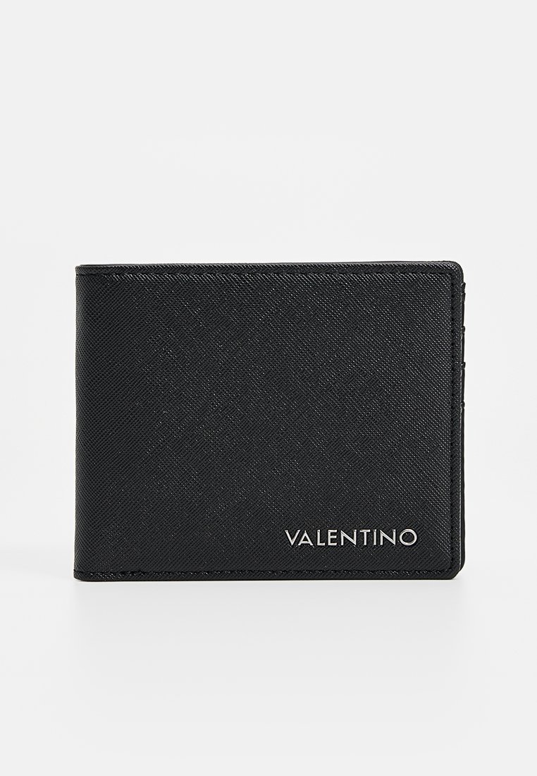 Portafoglio bifold nero realizzato in pelle strutturata con finitura liscia. Presenta un dettaglio del logo in argento nell'angolo in basso a destra.