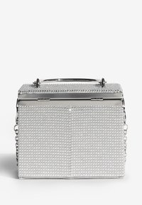 Négyszögletes ezüst színű táska texturált strasszos felülettel, fém kerettel és láncos pánttal. Zsanéros felső záródással és lapos alappal rendelkezik.