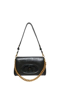 Bolso de mano de cuero negro con un acabado texturizado, que presenta una correa de cadena dorada y un acento de logo negro en la parte frontal.