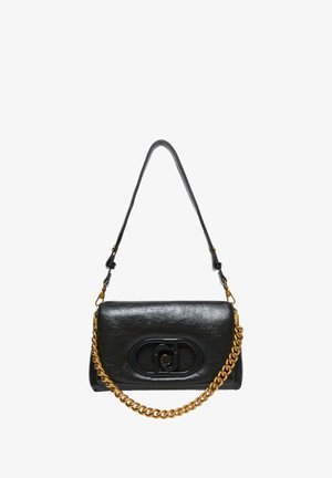 Borsa a tracolla in pelle nera con finitura testurizzata, dotata di una tracolla in catena dorata e un accento con logo nero sul davanti.