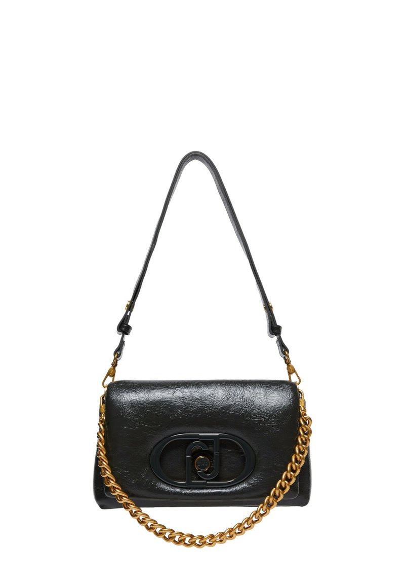 Bolso de mano de cuero negro con un acabado texturizado, que presenta una correa de cadena dorada y un acento de logo negro en la parte frontal.