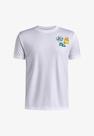 Weißes T-Shirt mit kurzen Ärmeln und kleinen grafischen Elementen auf der linken Brust, darunter ein gelbes Basketball-Trikot mit der Nummer 96 und grünen UA-Buchstaben.