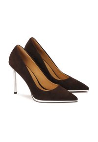 Rjave zamskaste visoke pete z izrazitim nosom, srebrno stiletto peto in belim obodom okoli podplata; gladka tekstura; eleganten dizajn.