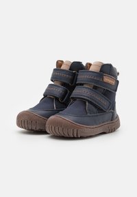 Navyblauwe kinderlaarzen met twee klittenbandsluitingen, tan accenten, rubberen zool en stikdetails. Gemaakt van duurzame materialen.