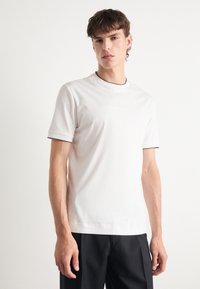 BOSS BOSS X PORSCHE THOMPSON - Pamata T-krekls - white