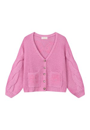 Cardigan rose tricoté avec des manches en torsades, des boutons sur le devant, deux poches carrées à l'avant et un col en V.