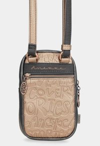 Kleine Handtasche mit einer strukturierten roségoldenen und schwarzen Außenseite, die erhabene Buchstaben und einen Reißverschlussverschluss aufweist. Enthält einen dünnen Riemen.