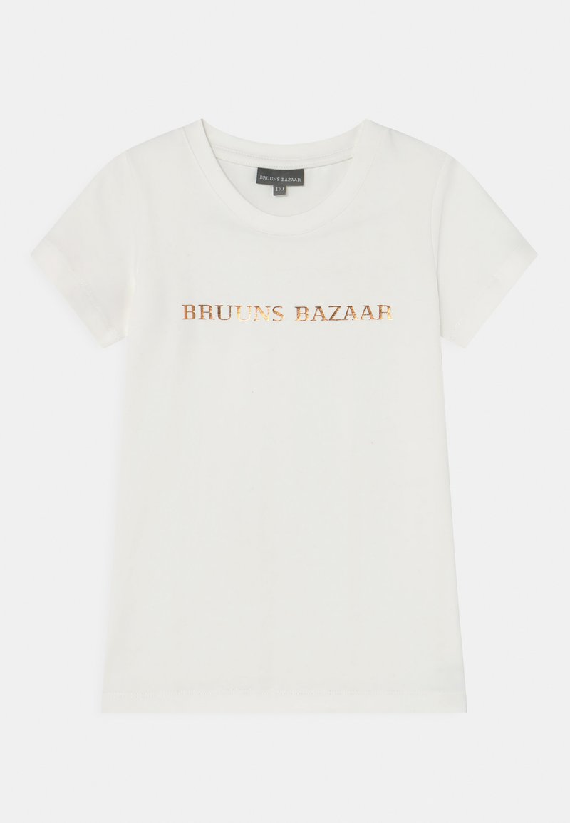 T-shirt branca de mangas curtas com decote redondo e "BRUUNS BAZAAR" em letras metálicas cor cobre atravessando o peito. Textura de algodão suave.