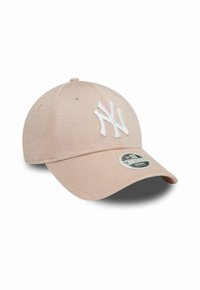 Gorra de béisbol New Era en rosa claro. Presenta un logo bordado en blanco, corona redondeada y visera curva con un acabado texturizado.