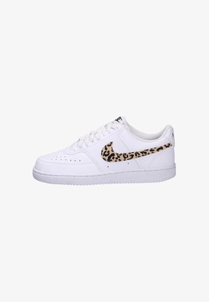 Sneaker bianca in pelle con perforazioni, caratterizzata da uno swoosh a stampa leopardata e una suola bianca testurizzata. Con lacci bianchi.