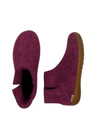 Tumman violetit huopasaappaat leikatuilla yksityiskohdilla ja ruskeilla kumipohjilla. Pehmeä pinta, minimalistinen muoto; sopii arkikäyttöön.