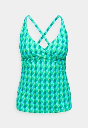 Top de tirantes verde con patrón y escote en V, que presenta un diseño de espalda cruzada y una mezcla de tonos verdes claros y oscuros.