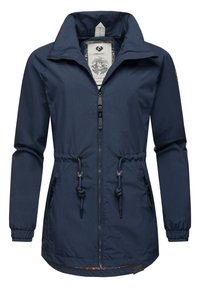 Mornarska vodoodporna jakna z visokim ovratnikom, nastavljivim elastičnim pasom, stranskimi žepi na zadrgo in gladkim zaključkom. Podložena z barvitim vzorcem.